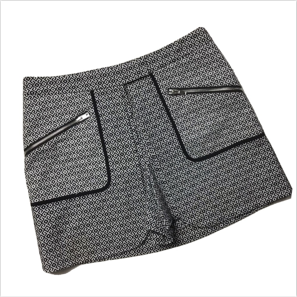 Intermix zip patch pocket skorts L